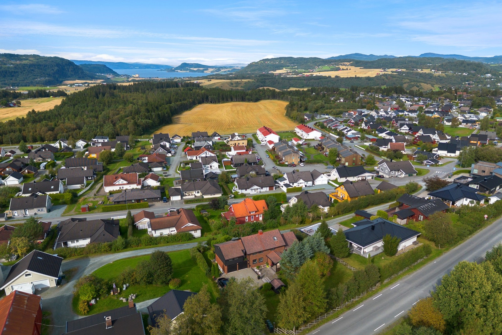 Huset ligger i et meget familievennlig område på Brekkåsen med nærhet til Brekkåsen skole og ca 5 min fra Melhus sentrum Galleribilde