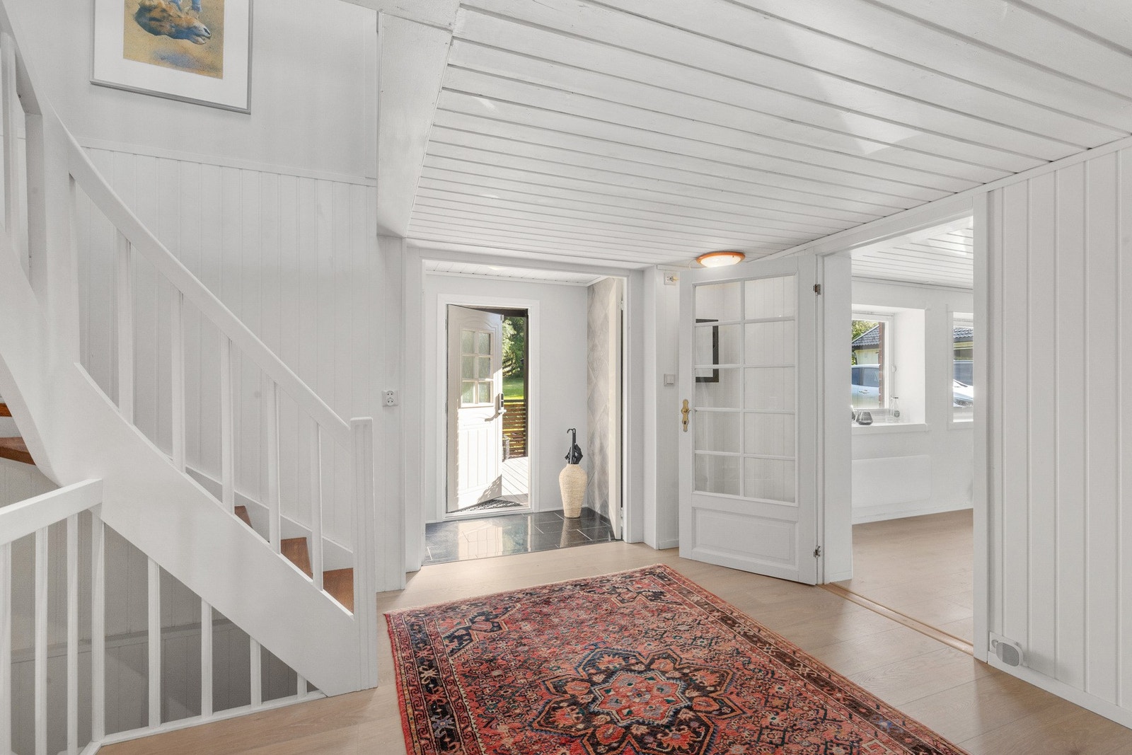 Velkommen inn! Flislagt entré og hall med nyere lys parkett Galleribilde
