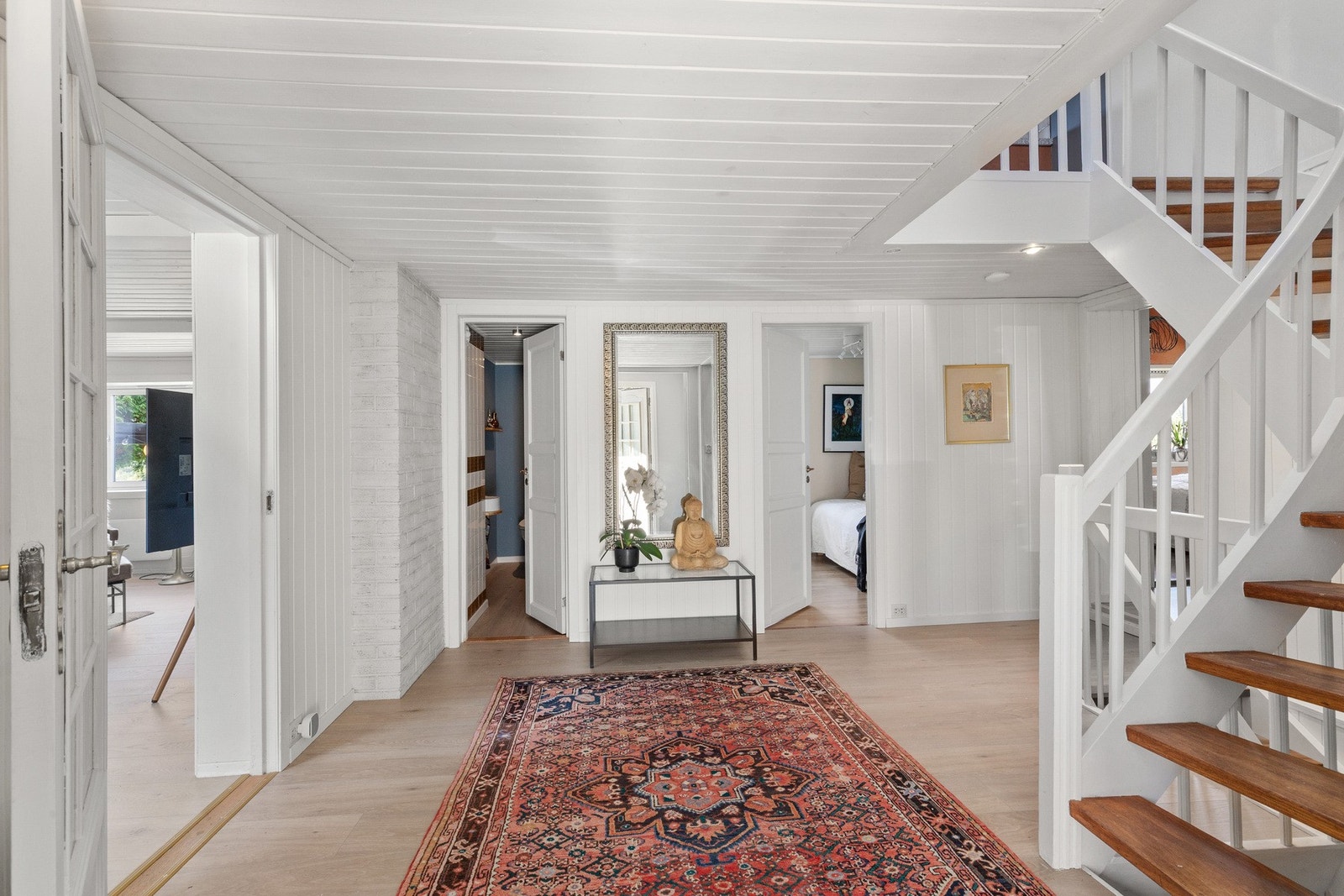 Rett inn i gangen finner du et toalettrom og til høyre 3 soverom. Galleribilde