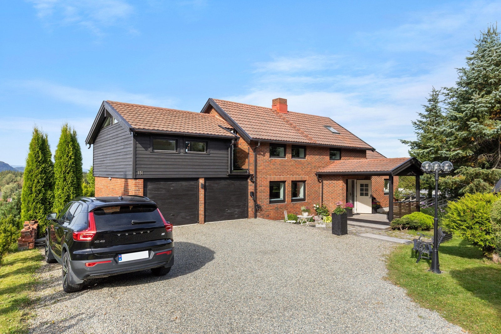 Huset er originalt fra 1952, men ble betydelig oppgradert med påbygg i 1980 og igjen med tilbygg over garasje i 1990 Galleribilde