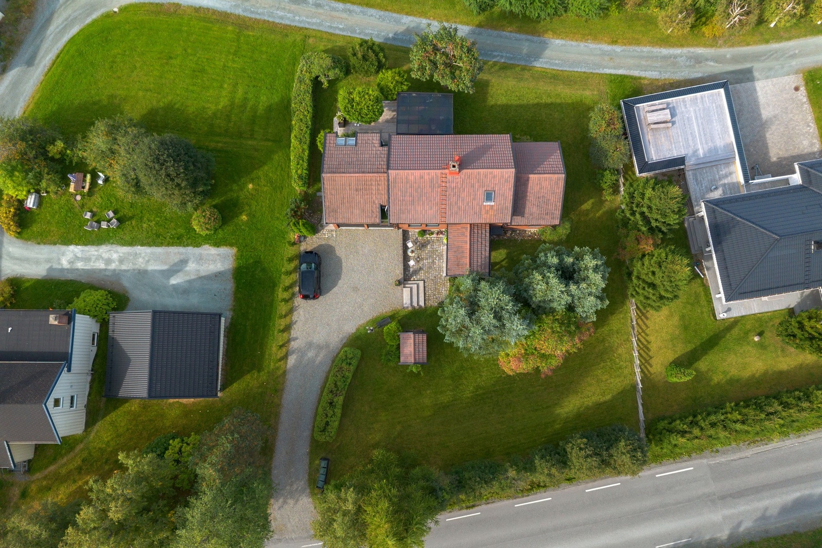 Svært pent opparbeidet hage med gressplen og romslig gårdsplass Galleribilde
