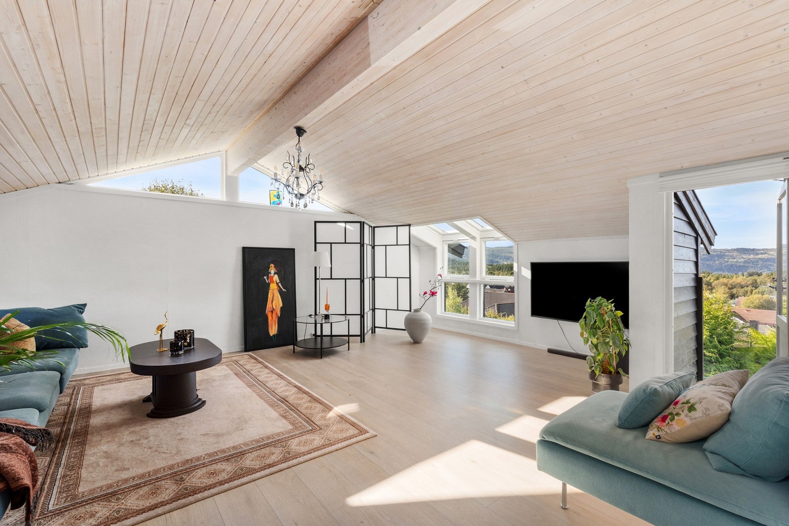 Hovedstuen er på 31 kvm og har 2 stk luftebalkonger på hver sin side av huset. Galleribilde