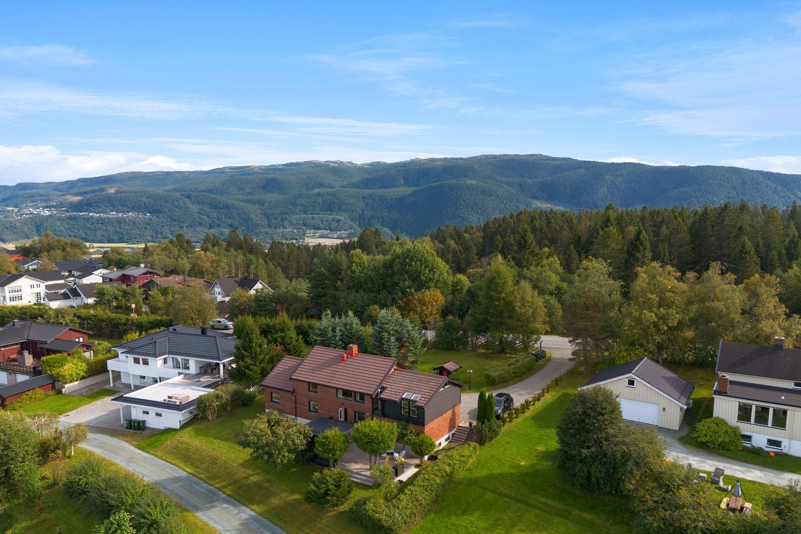 Eiendommen er på hele 1,1 mål og har veirett både fra Hollumvegen og Brekkåsen Galleribilde