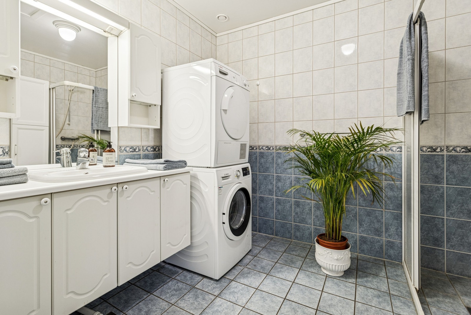 Flislagt bad med opplegg for vaskemaskin. Galleribilde