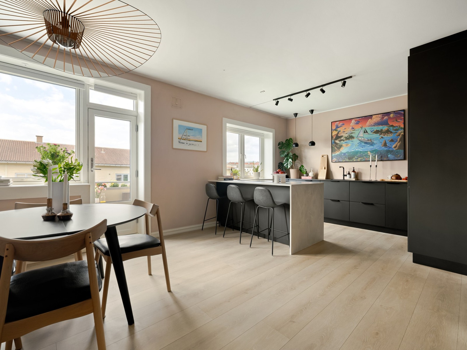 Den åpne kjøkken- og stueløsningen gjør dette til et sosialt allrom og er det naturlige samlingspunktet i leiligheten. Galleribilde