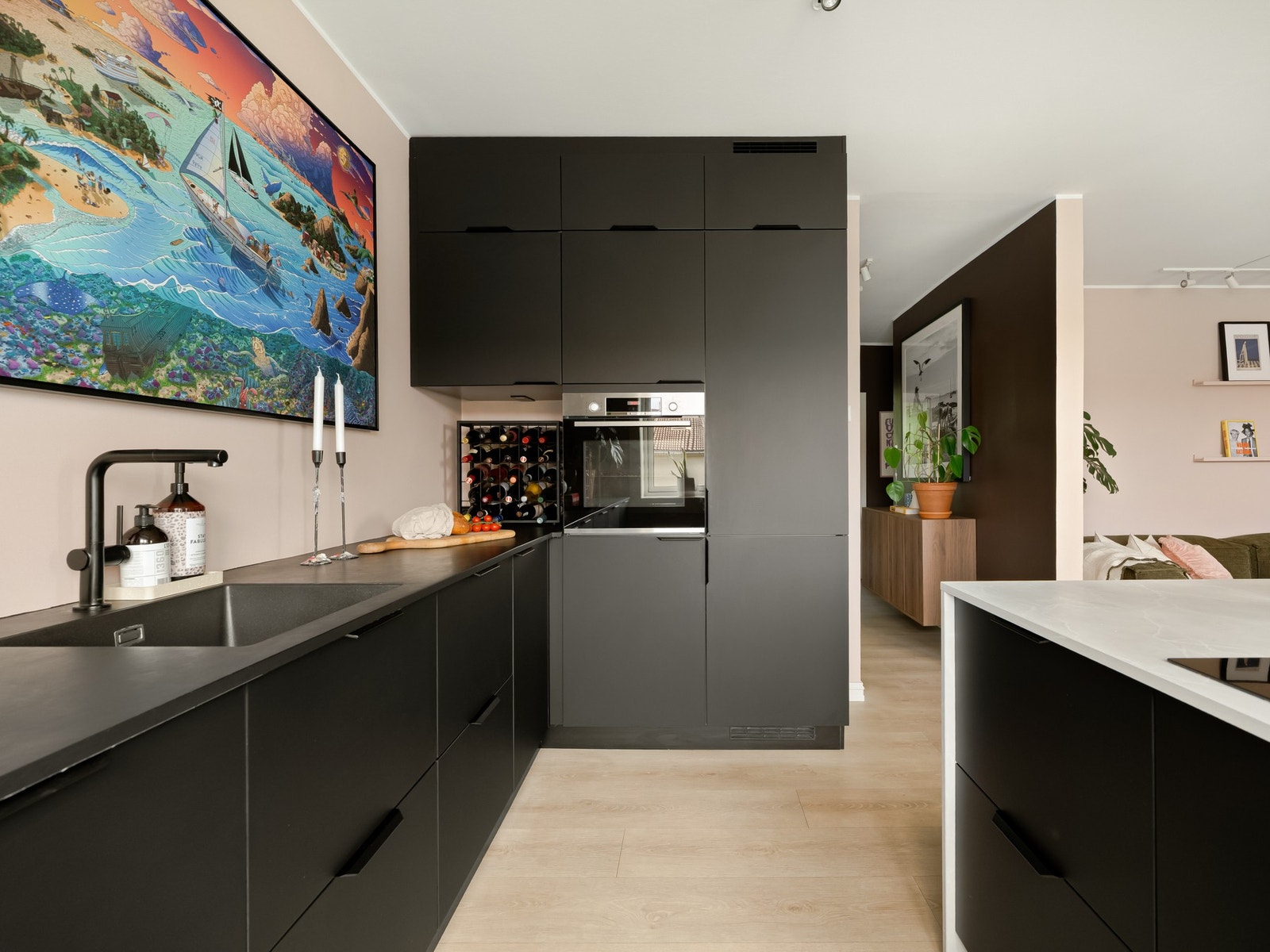 Det er strømuttak i to av kjøkkenskapene om man skulle ønske å sette inn et vinskap eller gjemme bort mikroovnen. Smart, ikke sant? Galleribilde