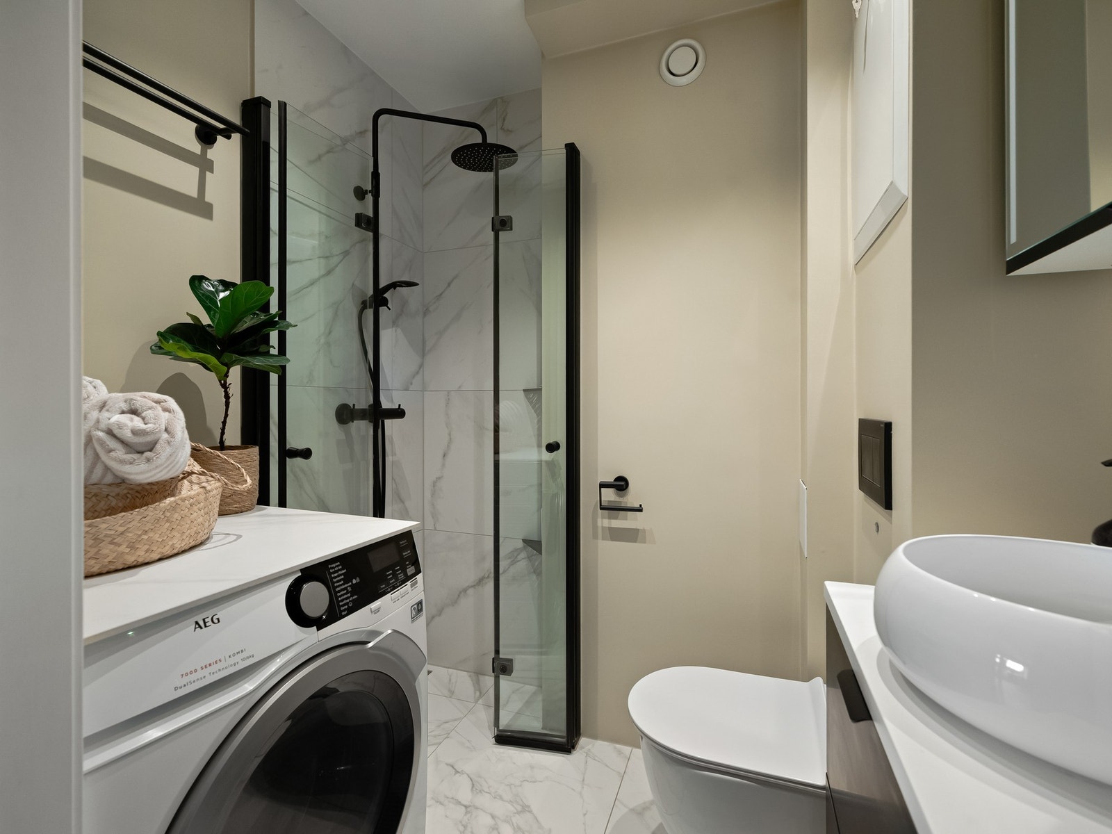 Badet er svært innbydende og moderne med flotte fliser i dusjsone og på gulv. Det ble renovert av fagfolk i 2022 og dokumentasjon på arbeidene foreligger. Galleribilde