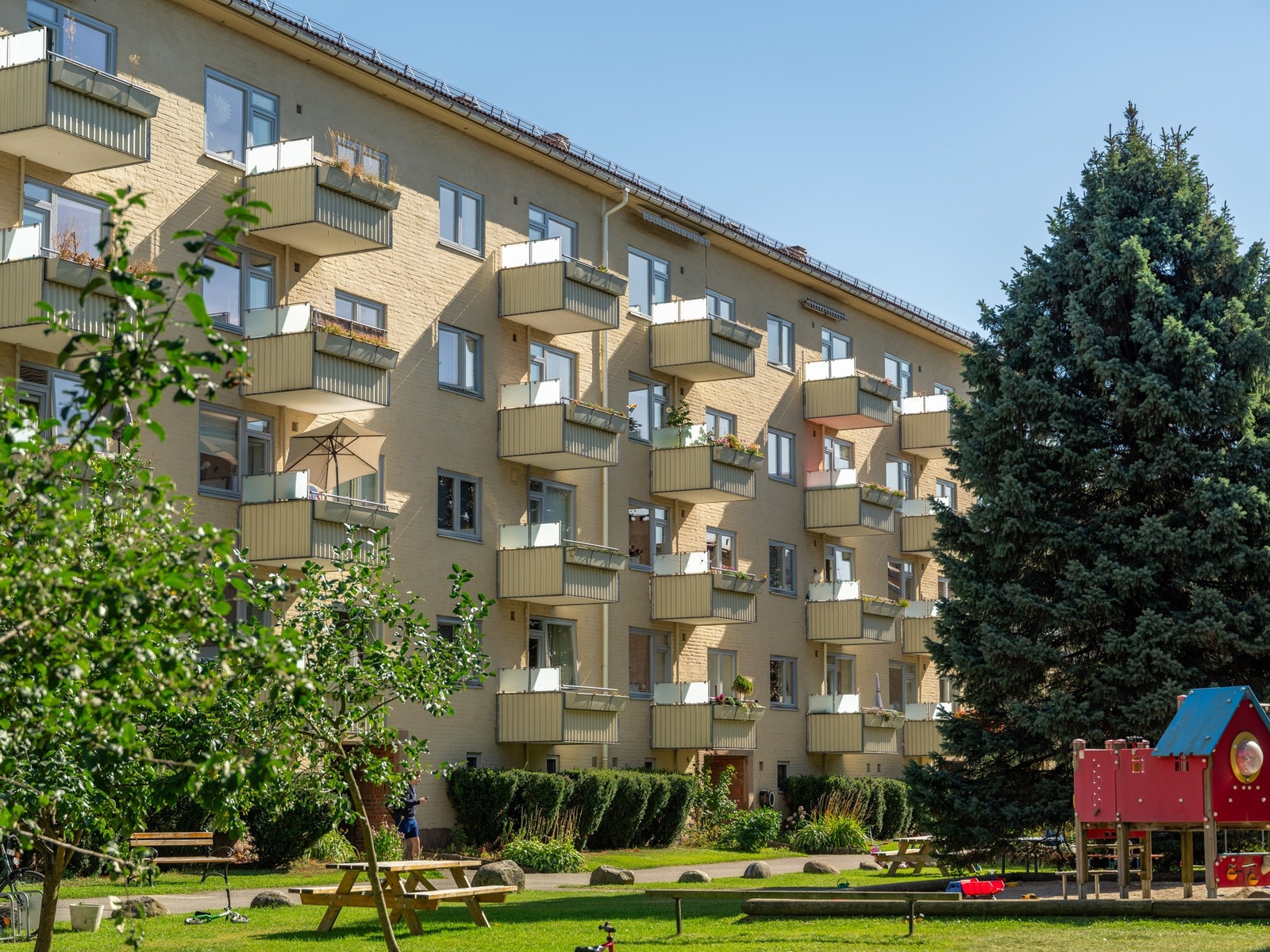 Her bor du i et svært populært nabolag som ligger skjermet, rolig og tilbaketrukket i grønne omgivelser. Galleribilde