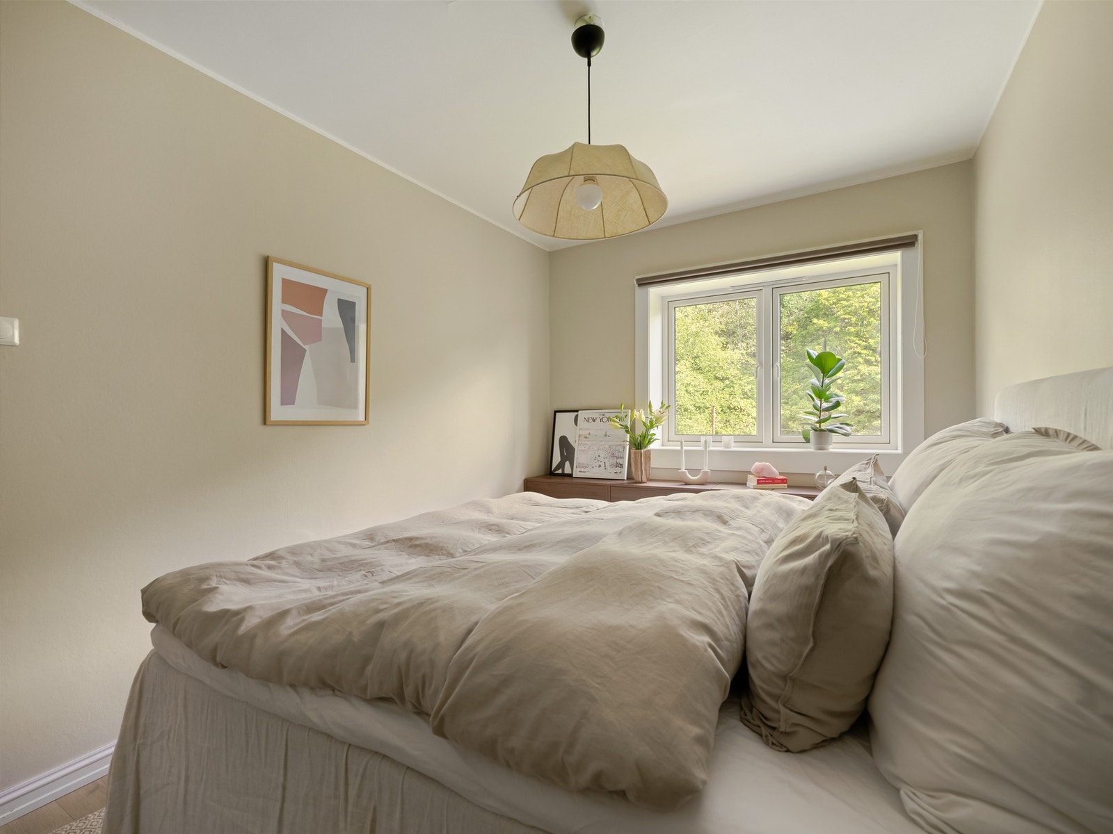 Leilighetens gode interne beliggenhet gjør at soverommet vender ut mot rolige og skjermede parkområder. Galleribilde