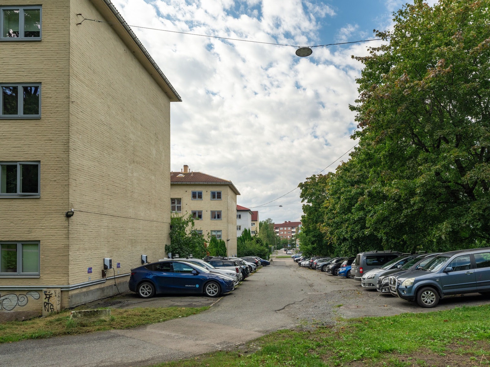 Aksjelaget disponerer 44 parkeringsplasser på enden av blokkene som blir delt ut etter ventelister. Galleribilde