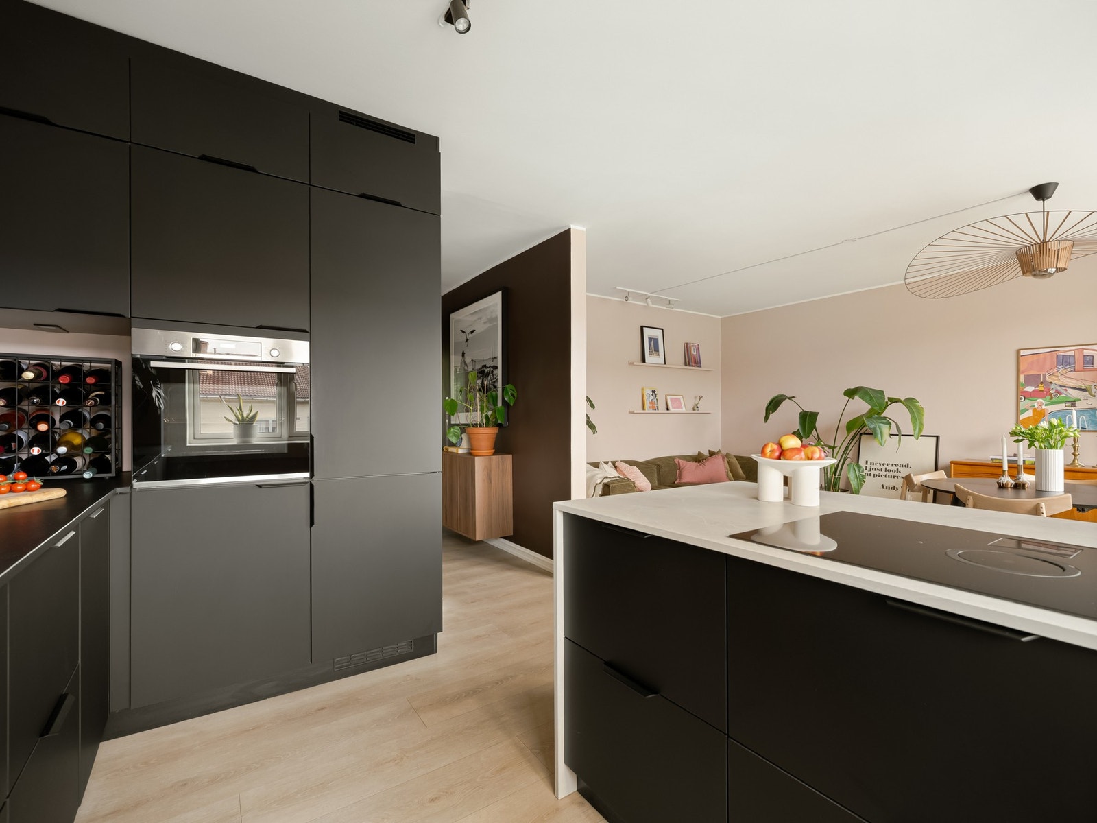 Da kjøkkenet ble pusset opp, ble det samtidig lagt flott enstavs gulv som er gjennomgående i leiligheten. Galleribilde