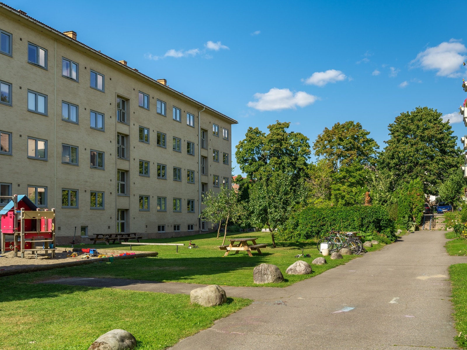 Her finner du til og med frodige bærbusker og frukttrær til glede for beboerne. Galleribilde