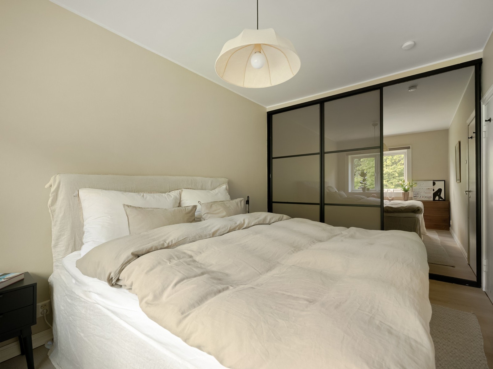 Den store skyvedørsgarderoben sørger for god oppbevaring av alt du måtte trenge. Både innredning og skyvedører medfølger salget. Galleribilde