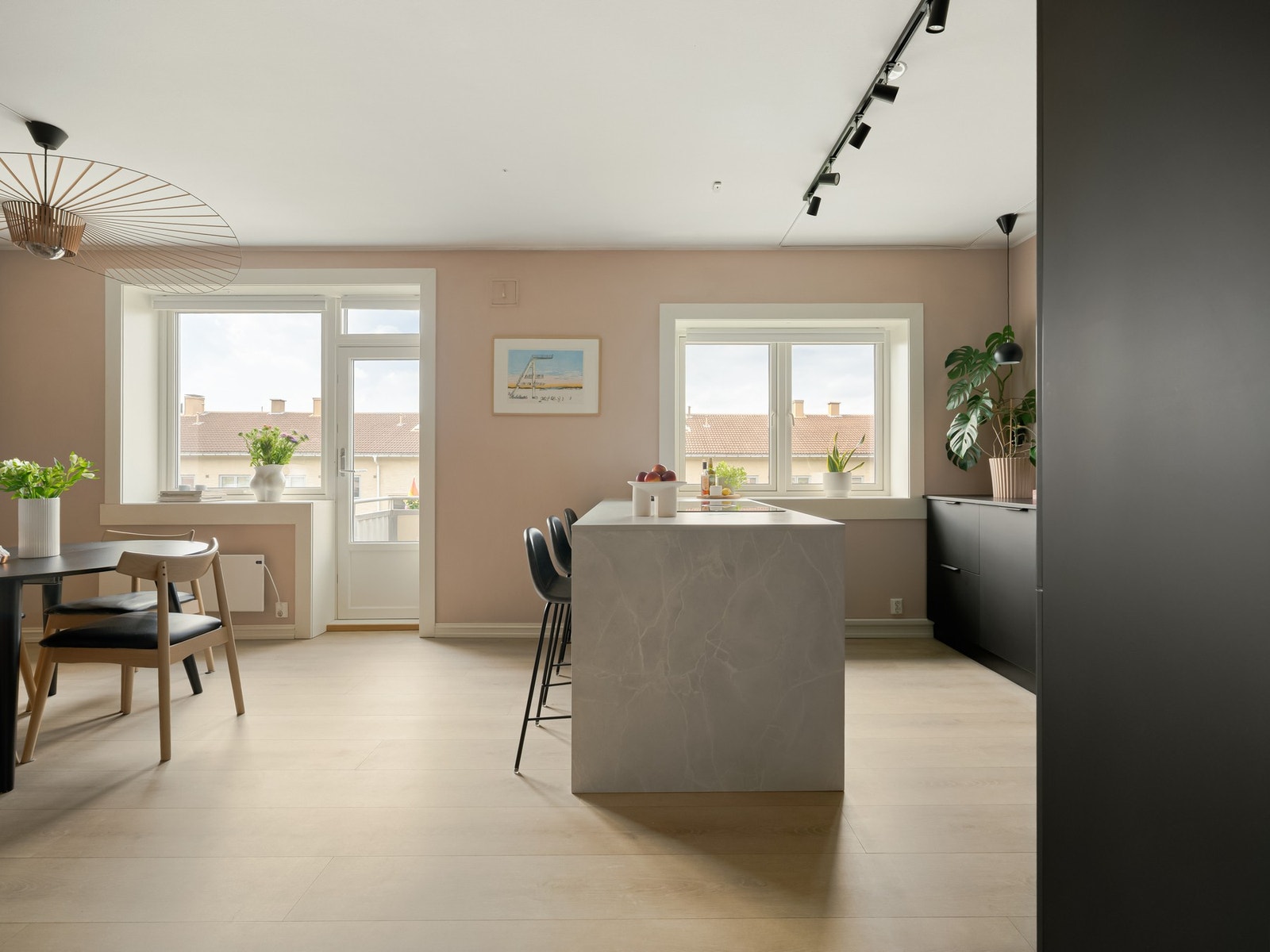 Fra stuen tar vi endelig turen ut på den herlige balkongen. Galleribilde