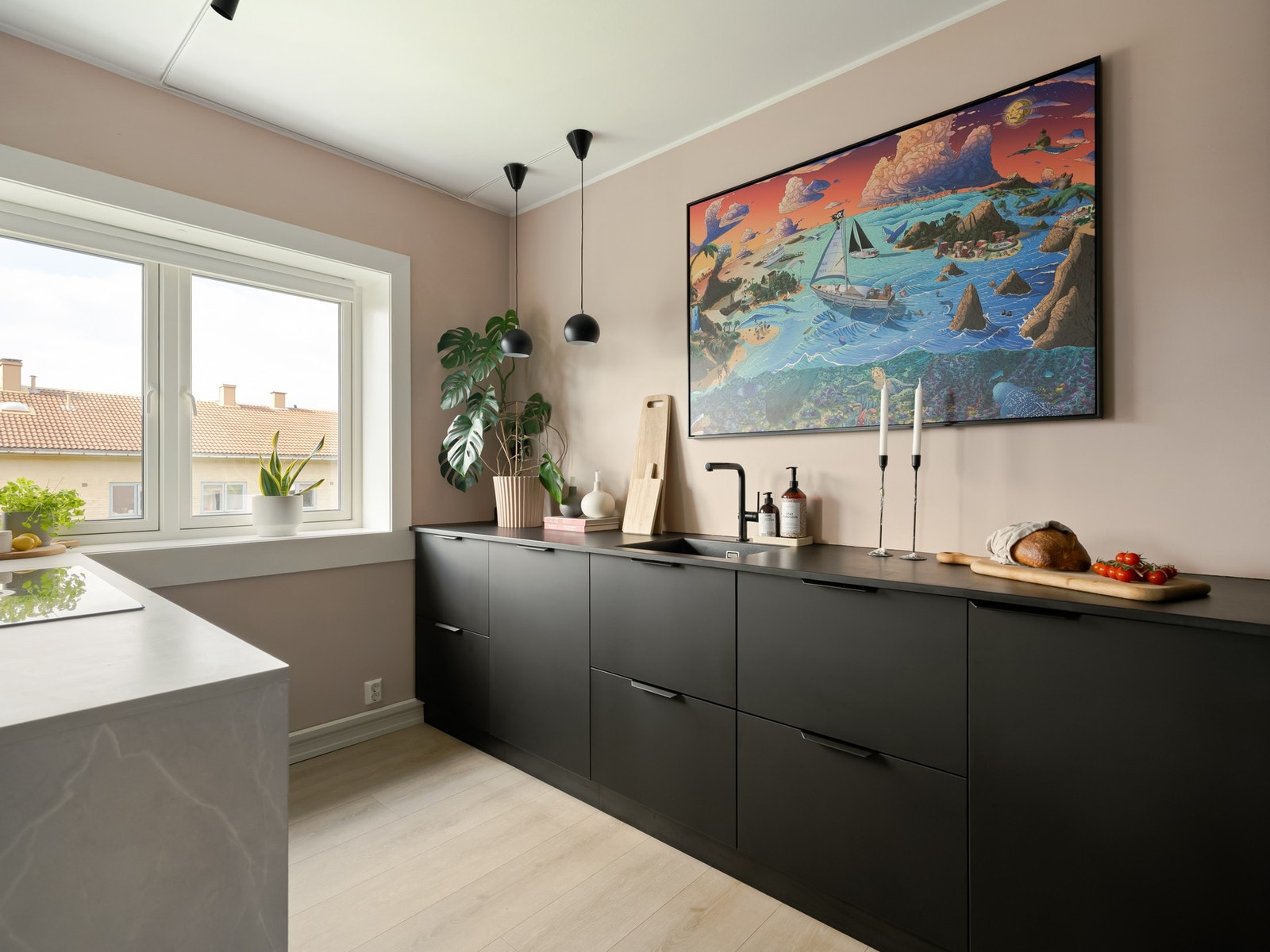 Det er rikelig med skapplass i både over- og underskap. Ellers er det godt med benkeplass også. Galleribilde