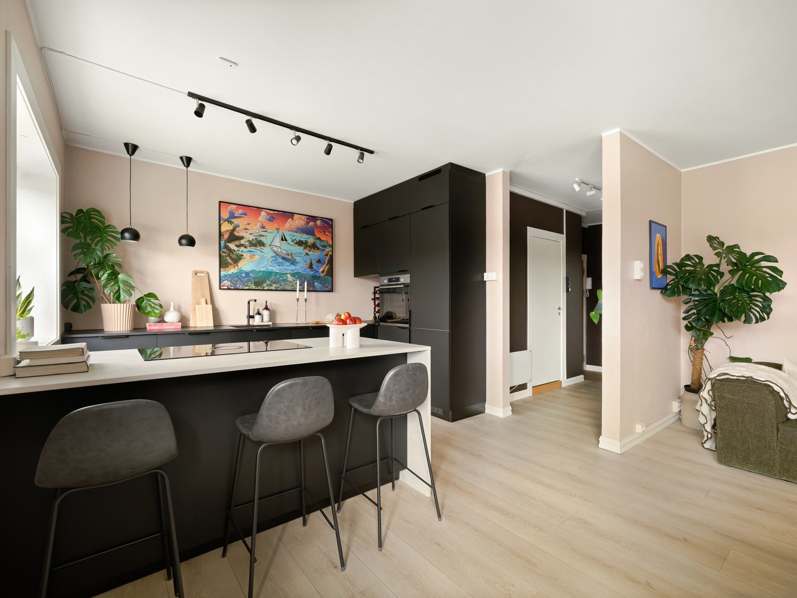 Den praktiske kjøkkenøya skaper et naturlig skille mellom de ulike sonene. Galleribilde