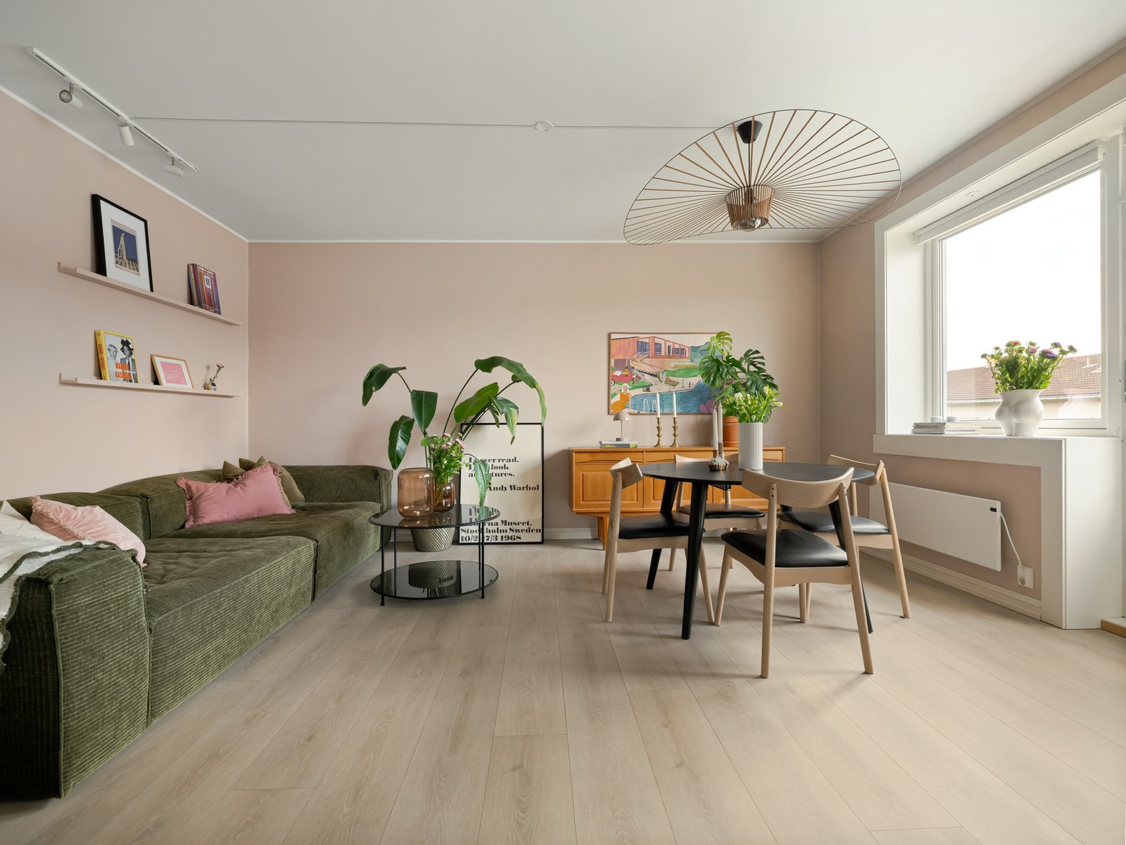 Nye vinduer og balkongdør ble montert i 2020. Den generøse takhøyden på ca. 2,6 meter gir en ekstra god romfølelse. Galleribilde