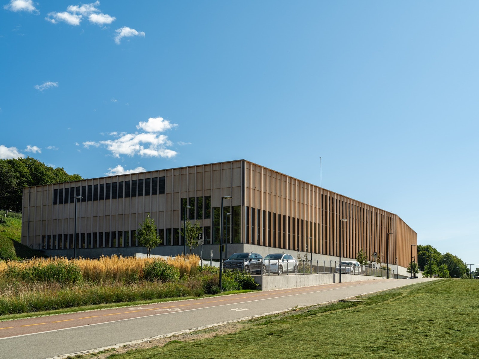 Det nye Tøyenbadet åpnet i januar 2025. Badeanlegget inneholder et innendørsbad med fire basseng, et stort utendørs badeanlegg, vannsklie inne og ute, stupetårn inne og ute, samt kafeteria. I tillegg skal det bygges en naturlekeplass rett ved. Galleribilde