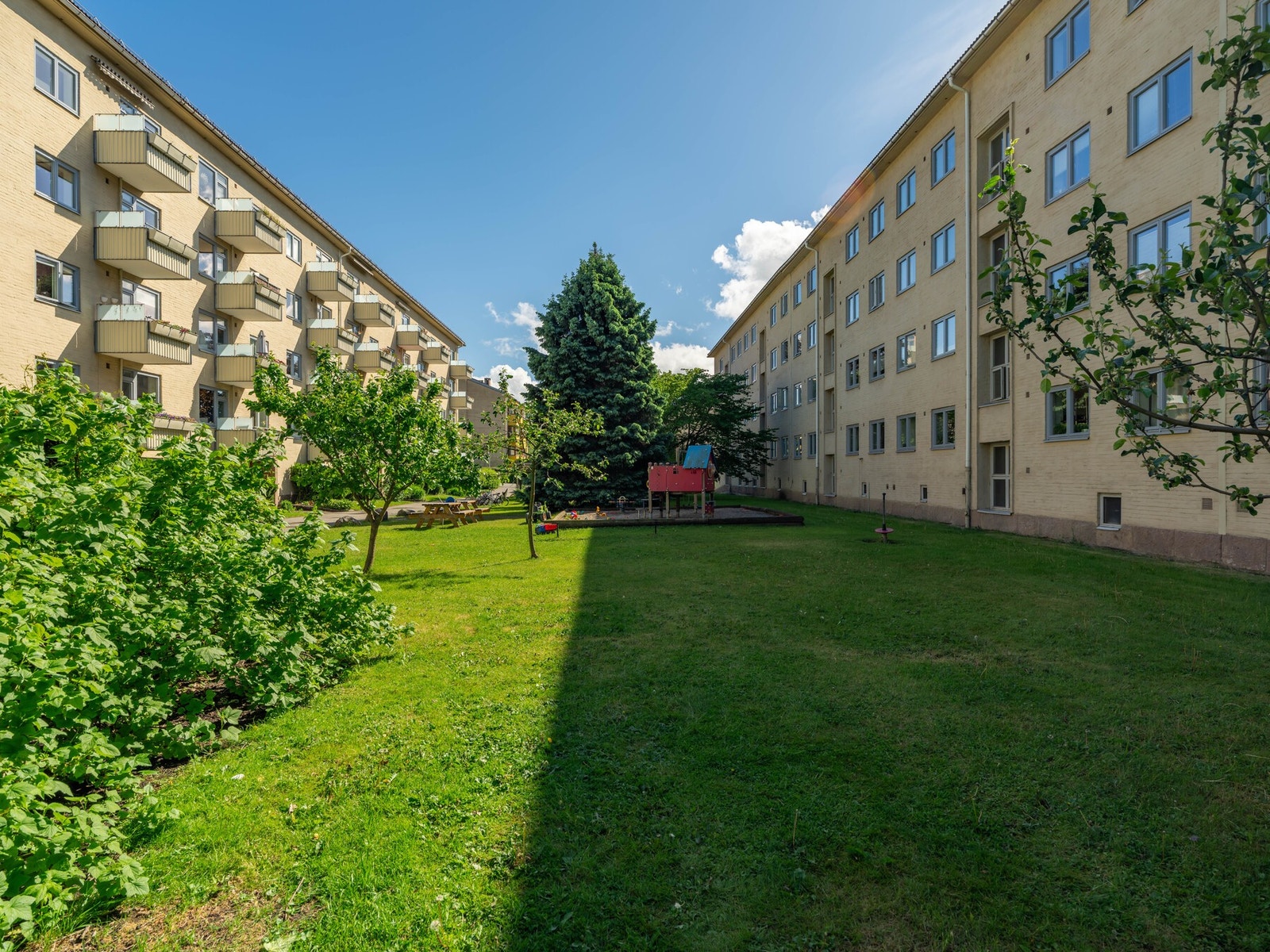 Det er flere hyggelige sittegrupper, pergola, lekeplass, gressplen, trær og beplanting. Ypperlig for både store og små! Galleribilde
