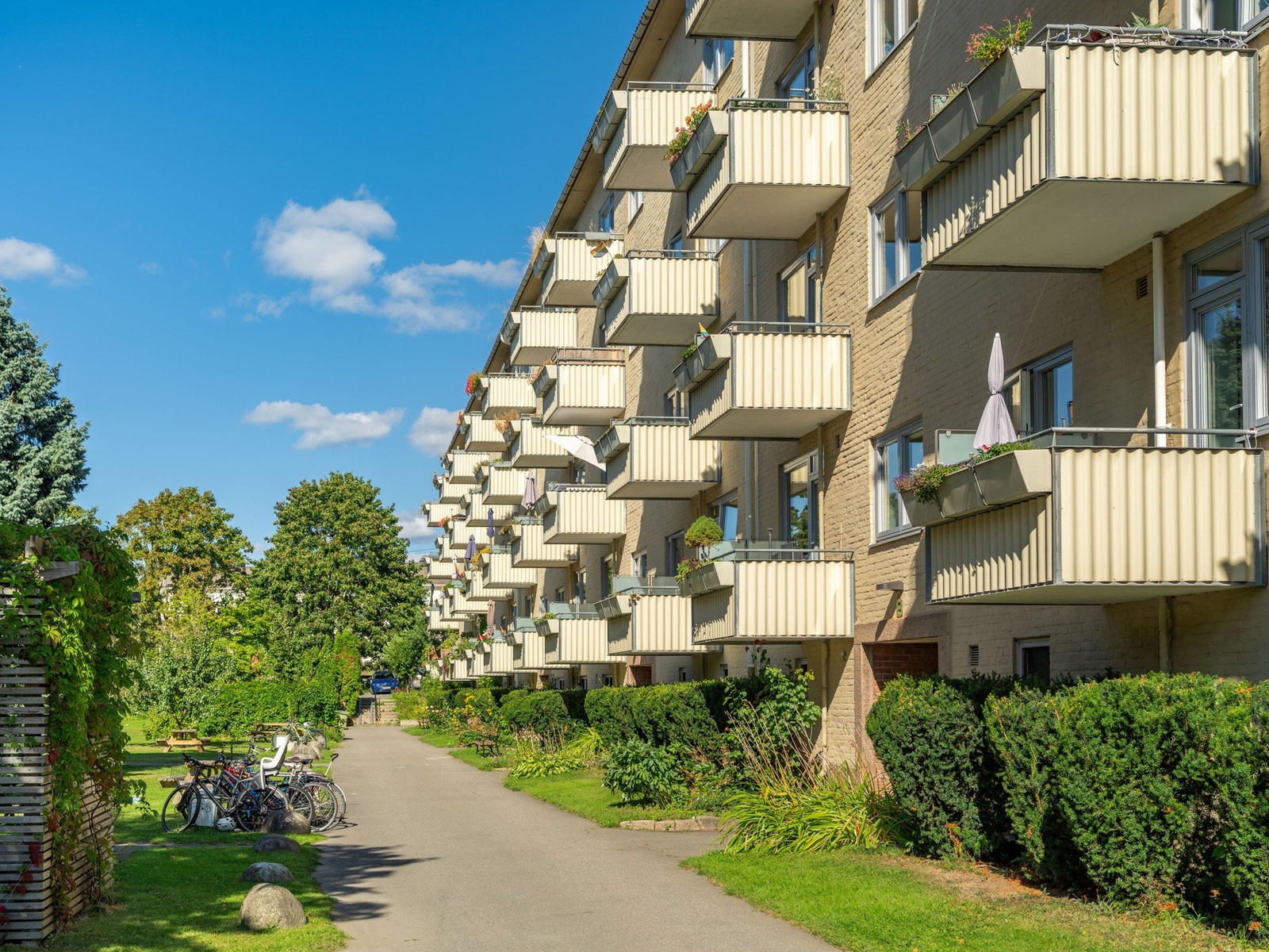 Beboerne i Helgesens gate 82 og 84 skryter av et trivelig og imøtekommende bomiljø med hyggelige naboer. Aksjelaget fremstår veldrevet med en sunn og god økonomi. Galleribilde