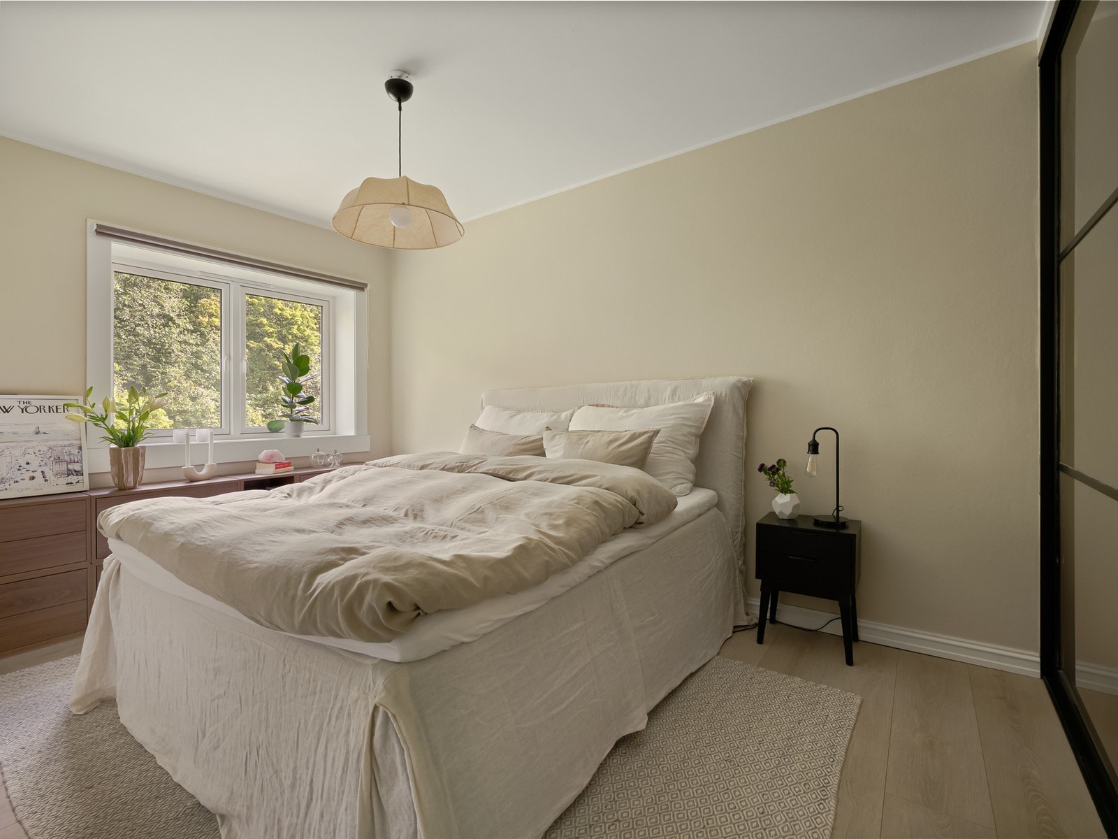 Her er vi inne på hovedsoverommet. Det er romslig og lyst med god plass til dobbeltseng og tilhørende nattbord. Galleribilde