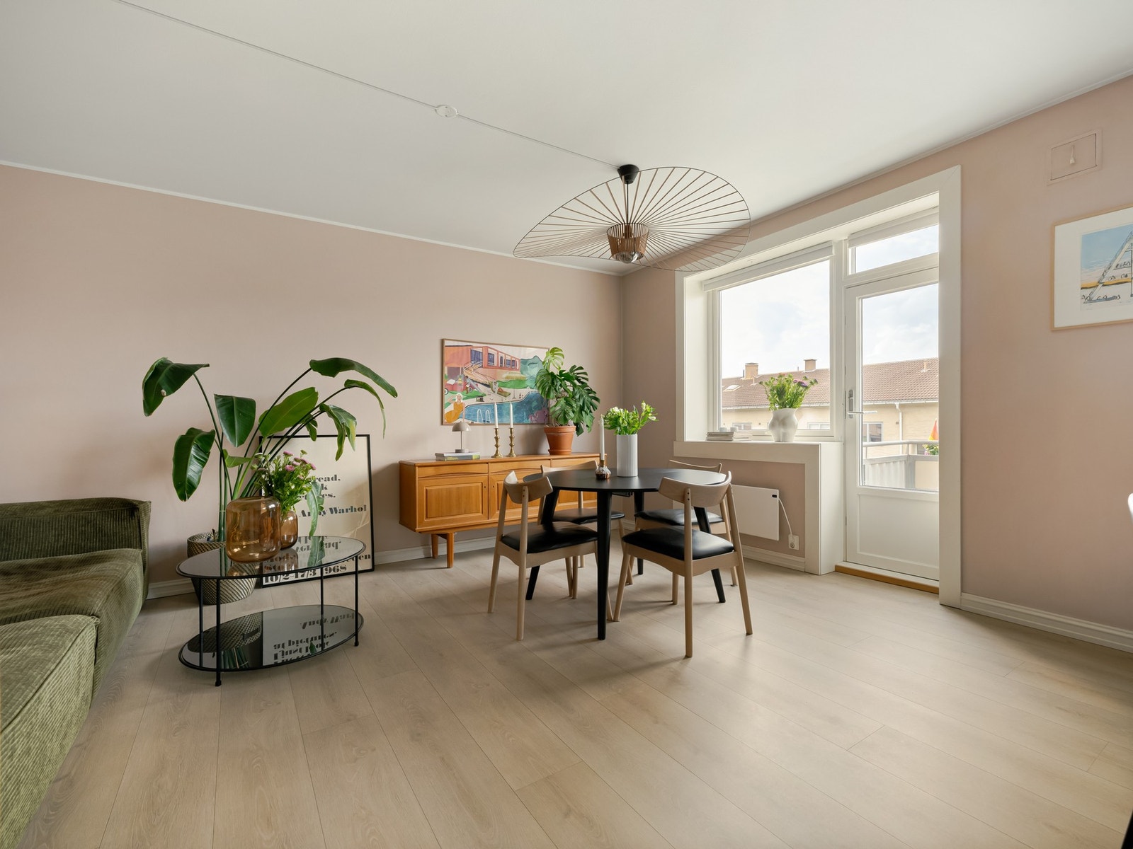 Beliggenheten i toppetasjen gir deg en luftig følelse og det er store vindusflater som slipper inn rikelig med naturlig dagslys. Galleribilde