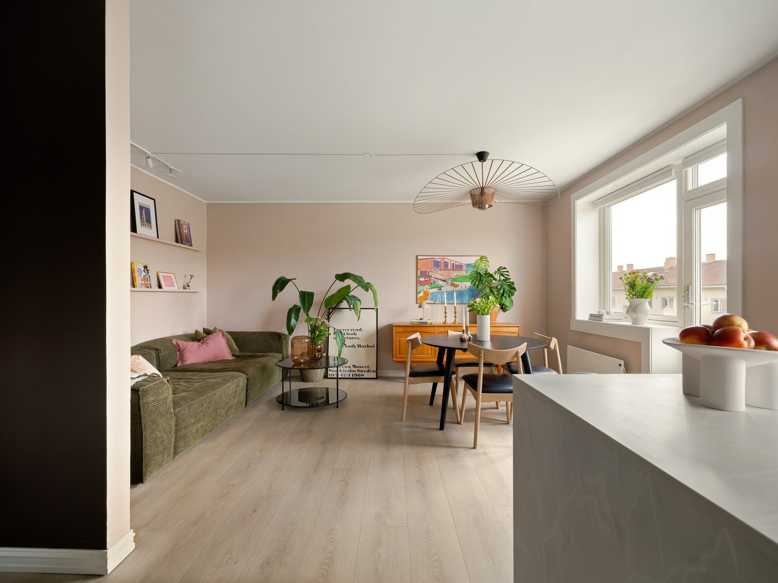 Leiligheten har en god planløsning med ulike soner. I stuedelen er det rom for en større sofagruppe og TV-benk. Galleribilde