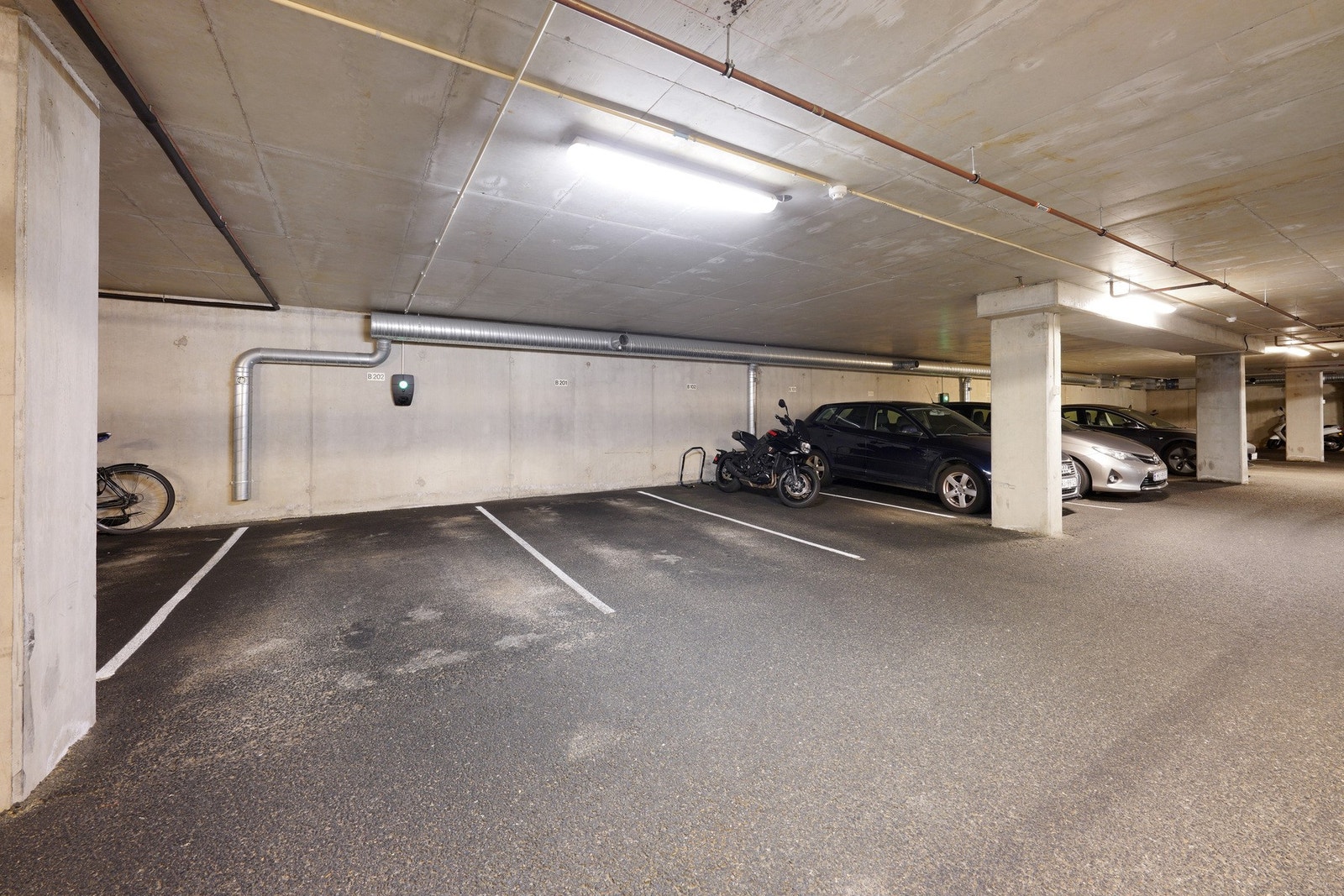 Fast parkeringsplass i lukket anlegg. Galleribilde