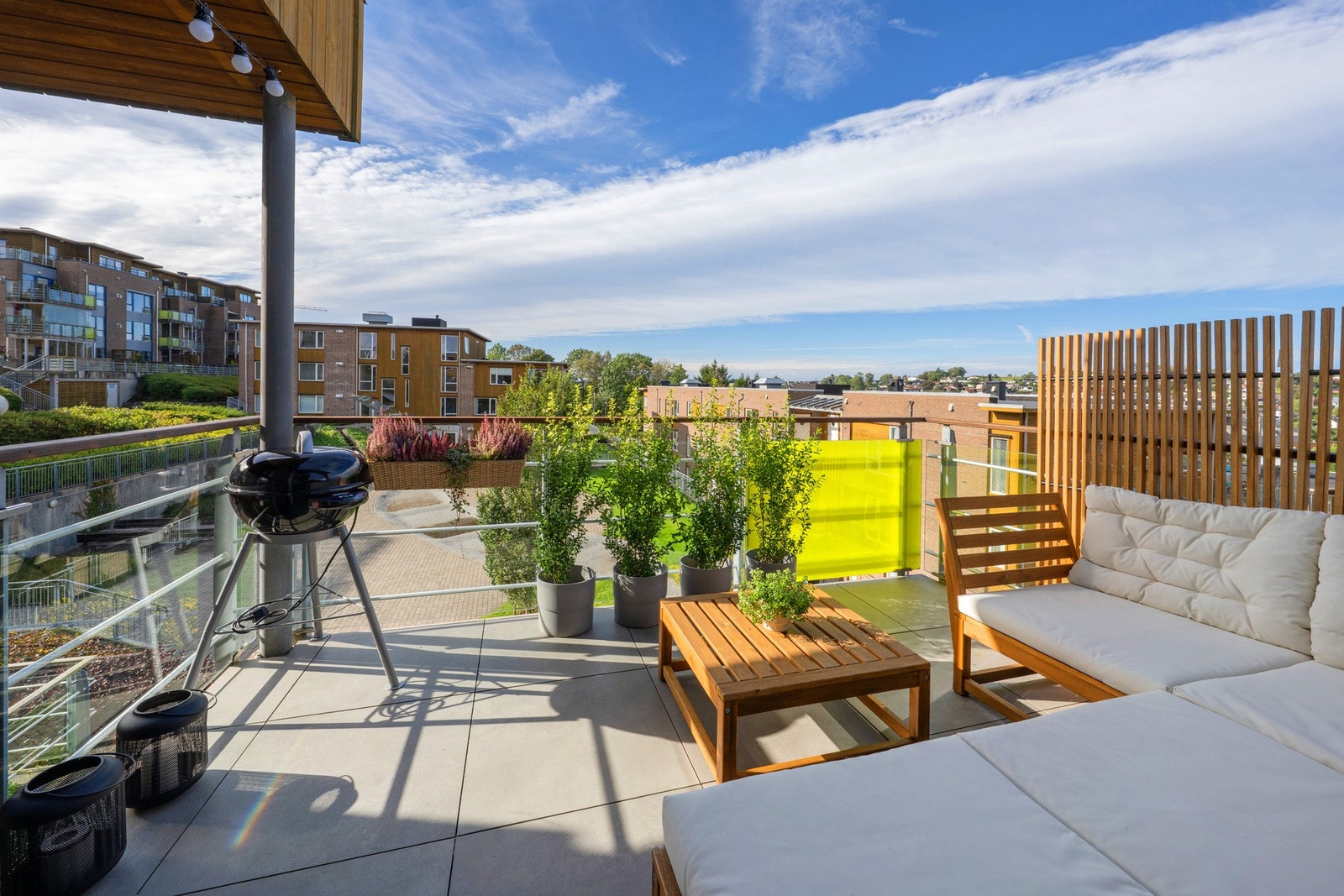 Romslig terrasse med sol hele dagen Galleribilde