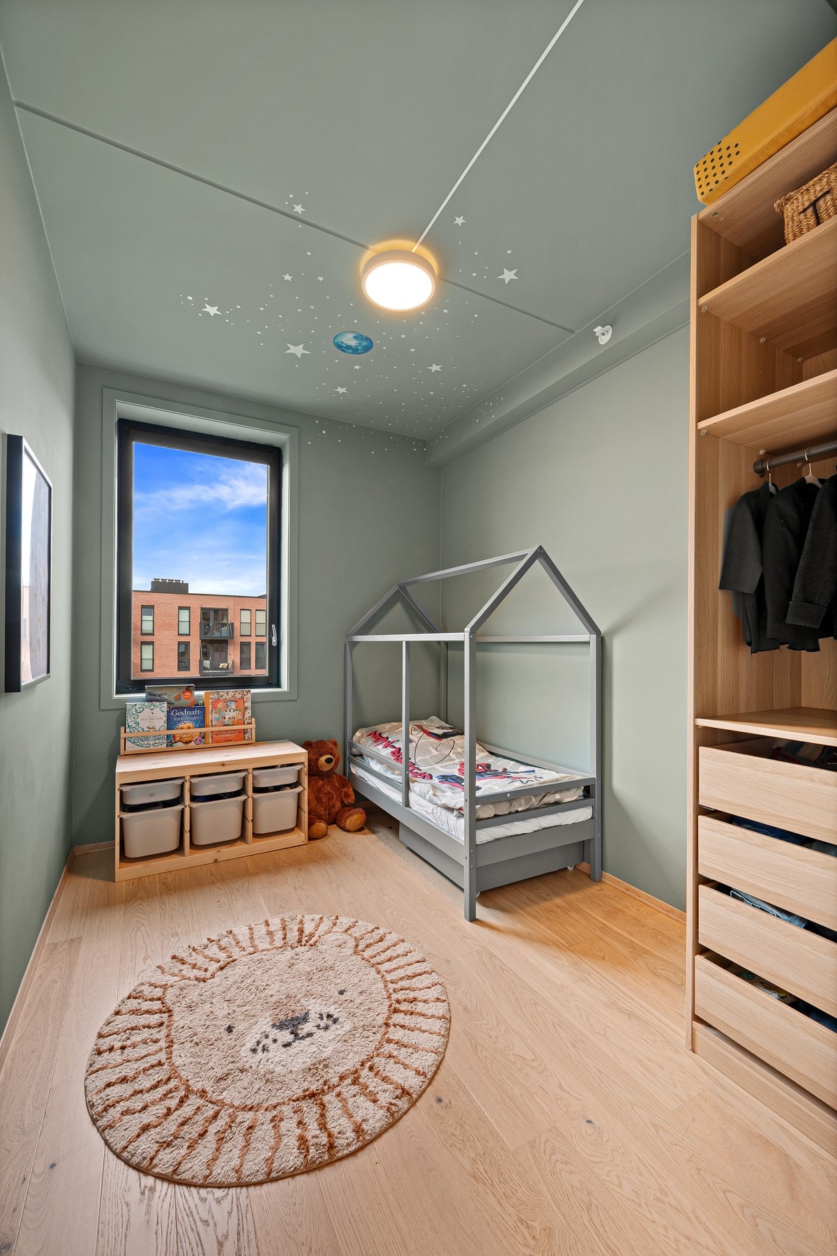 Soverom 2 med god plass til seng og oppbevaring. Galleribilde