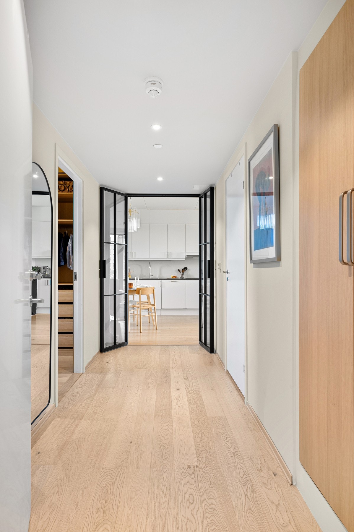 Gode oppbevaringsmuligheter i garderobeskap. Galleribilde