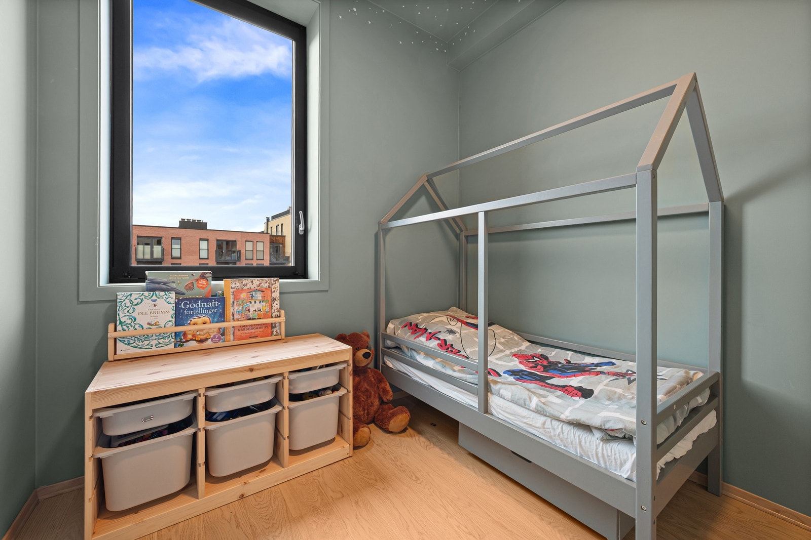 Soverom 2 er et rom som enkelt kan brukes som barnerom, gjesterom eller kontor. Galleribilde
