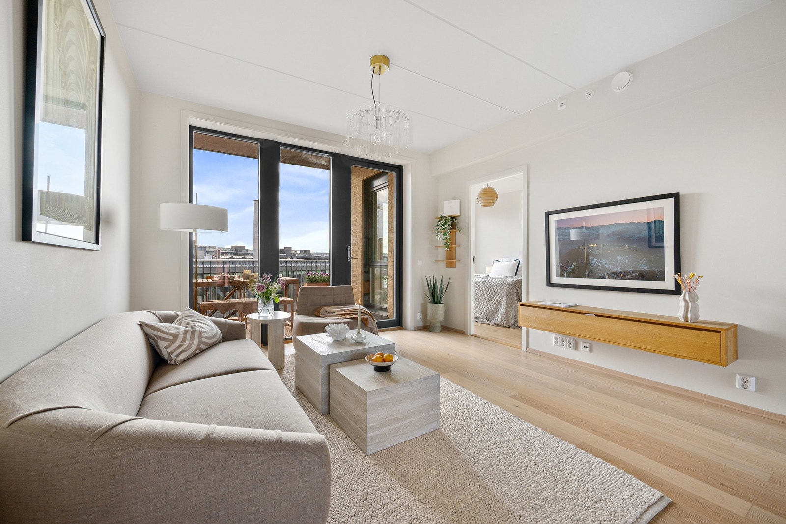 Fra stuen går du rett ut på balkongen - perfekt for å nyte sommerdagene. Galleribilde