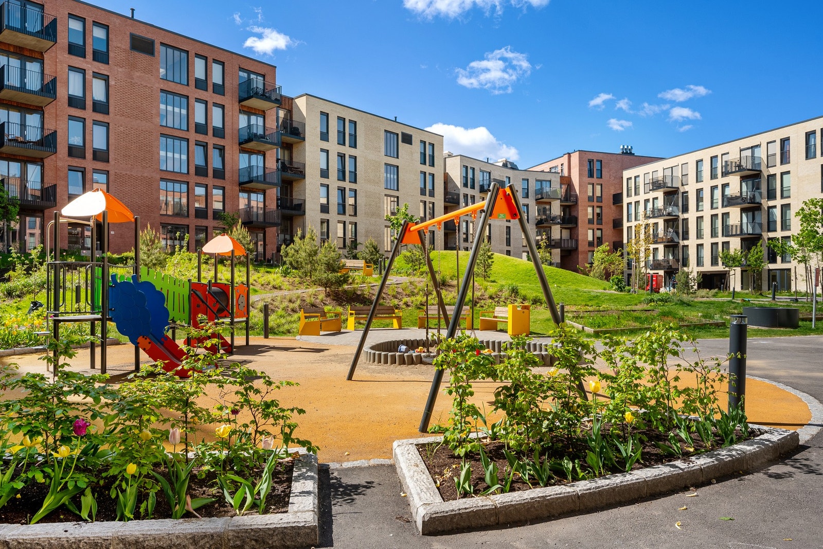 Trygg lekeplass rett utenfor døren. Galleribilde