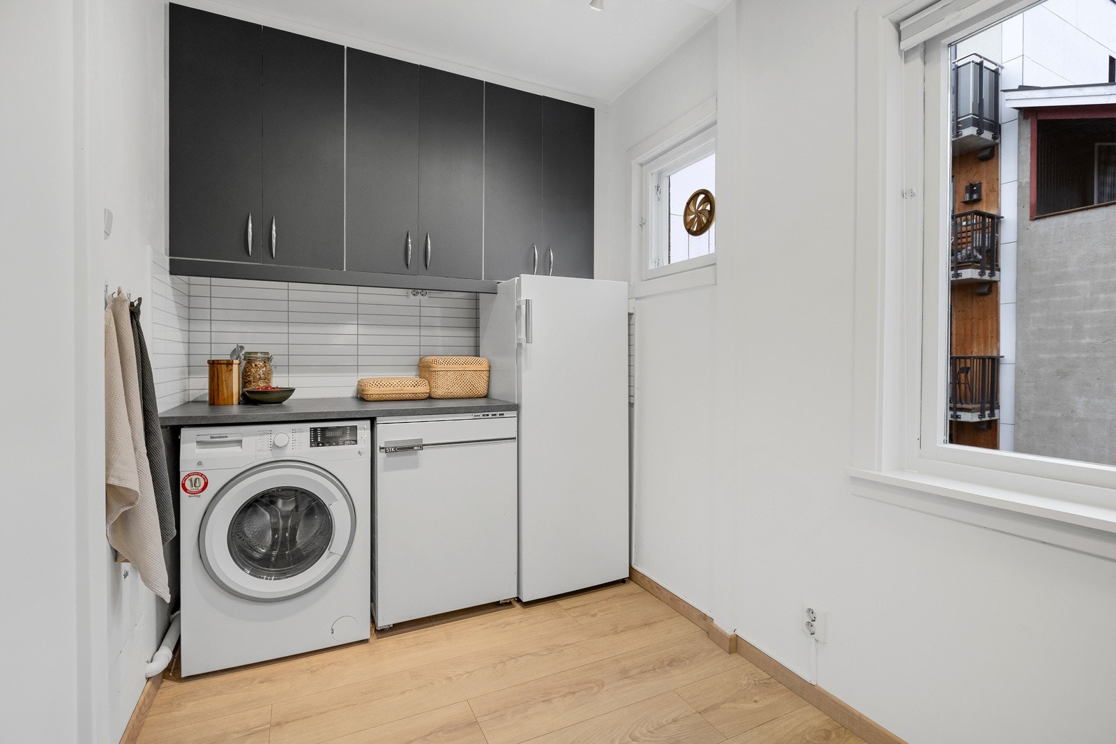 I en egen del av kjøkkenet er det montert vaskemaskin med tilhørende skapplass Galleribilde