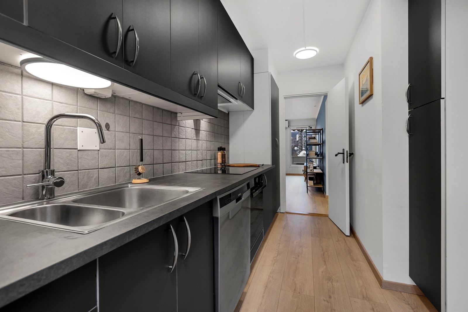 Godt med skapplass i over- og underskap Galleribilde