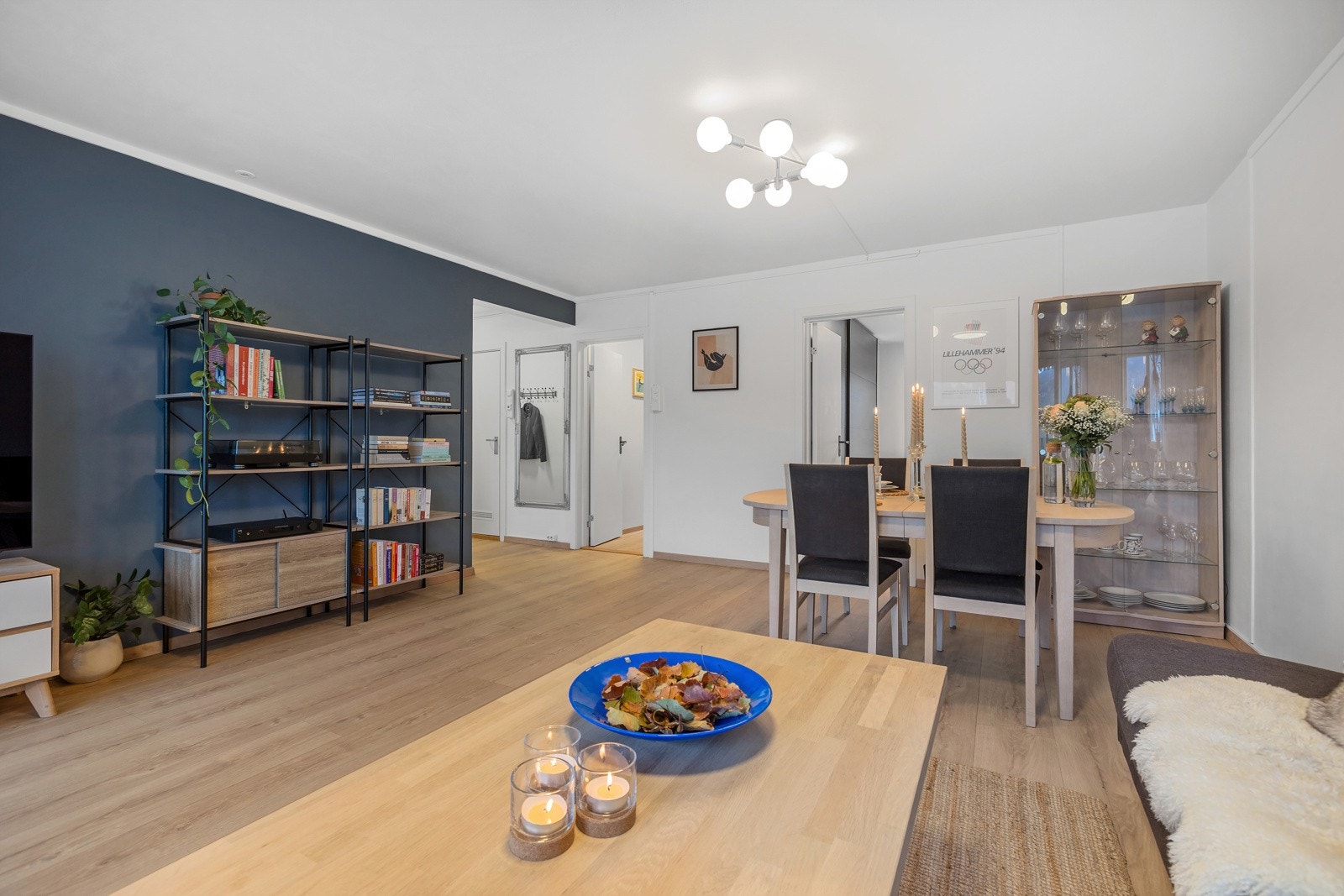 Det er valgt tidsriktige fargevalg og er en gjennomgående stilfull leilighet. Galleribilde