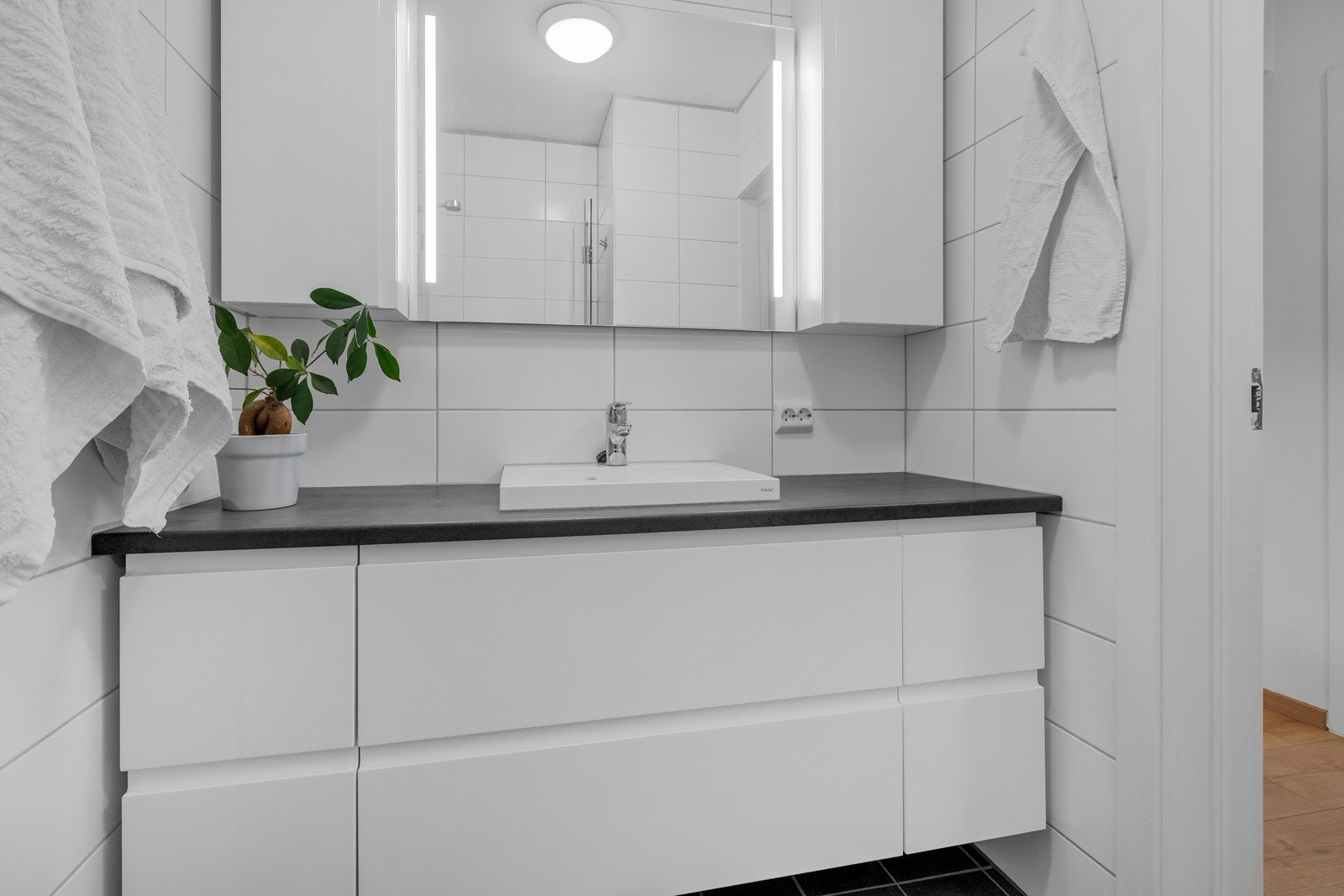 Moderne hvit innredning med nedfelt servant i laminat benkeplate Galleribilde