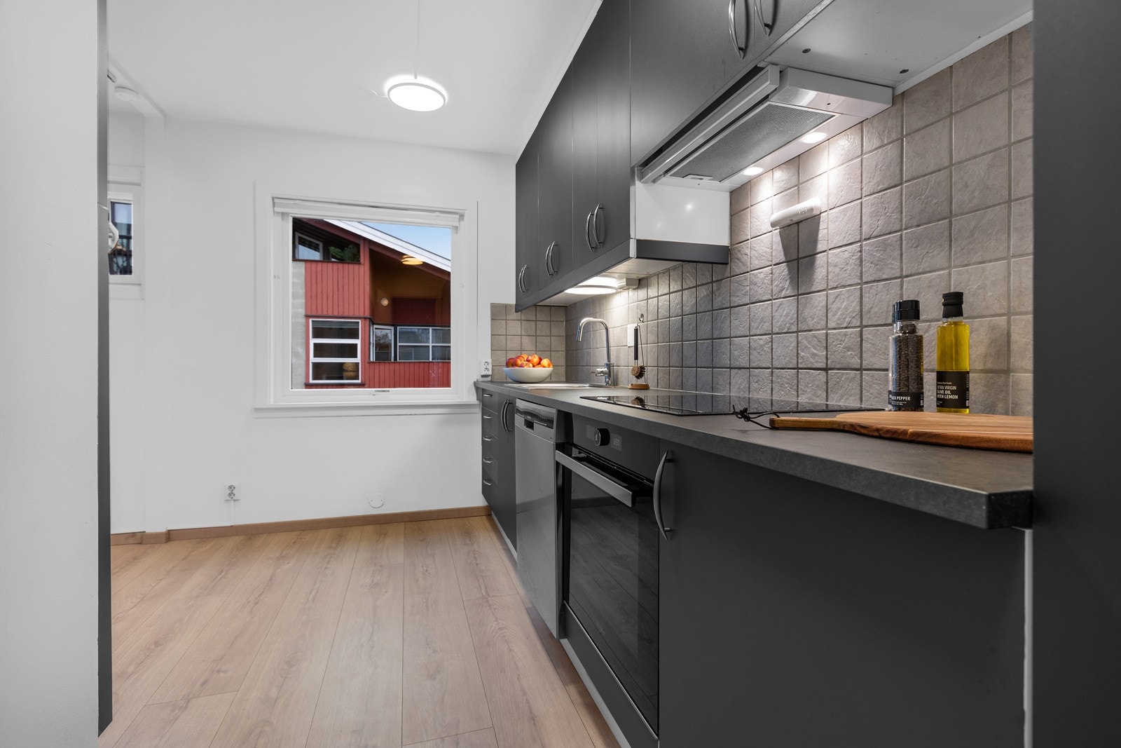 Sorte folierte fronter- nedfelt stålkum og ny 1-greps armatur Galleribilde