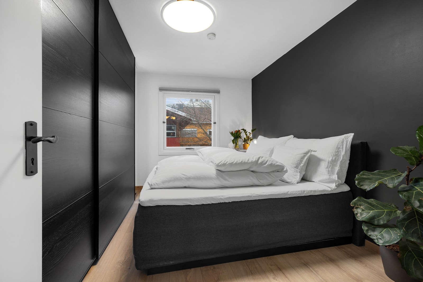 Hovedsoverom - stor skyvedørsgarderobe Galleribilde