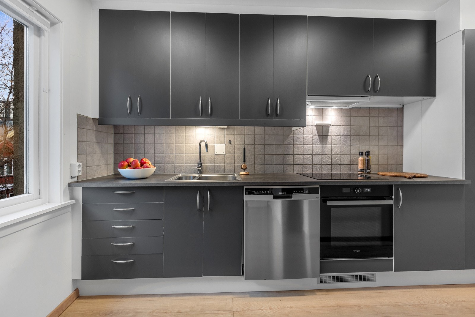 Kjøkken oppusset i 2023 - ny laminat benkeplate Galleribilde