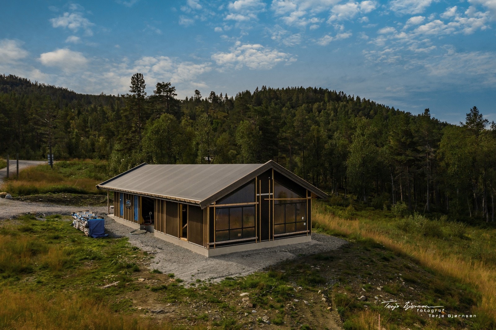 Her oppføres det nå en solid kvalitetshytte fra lokal snekker Galleribilde