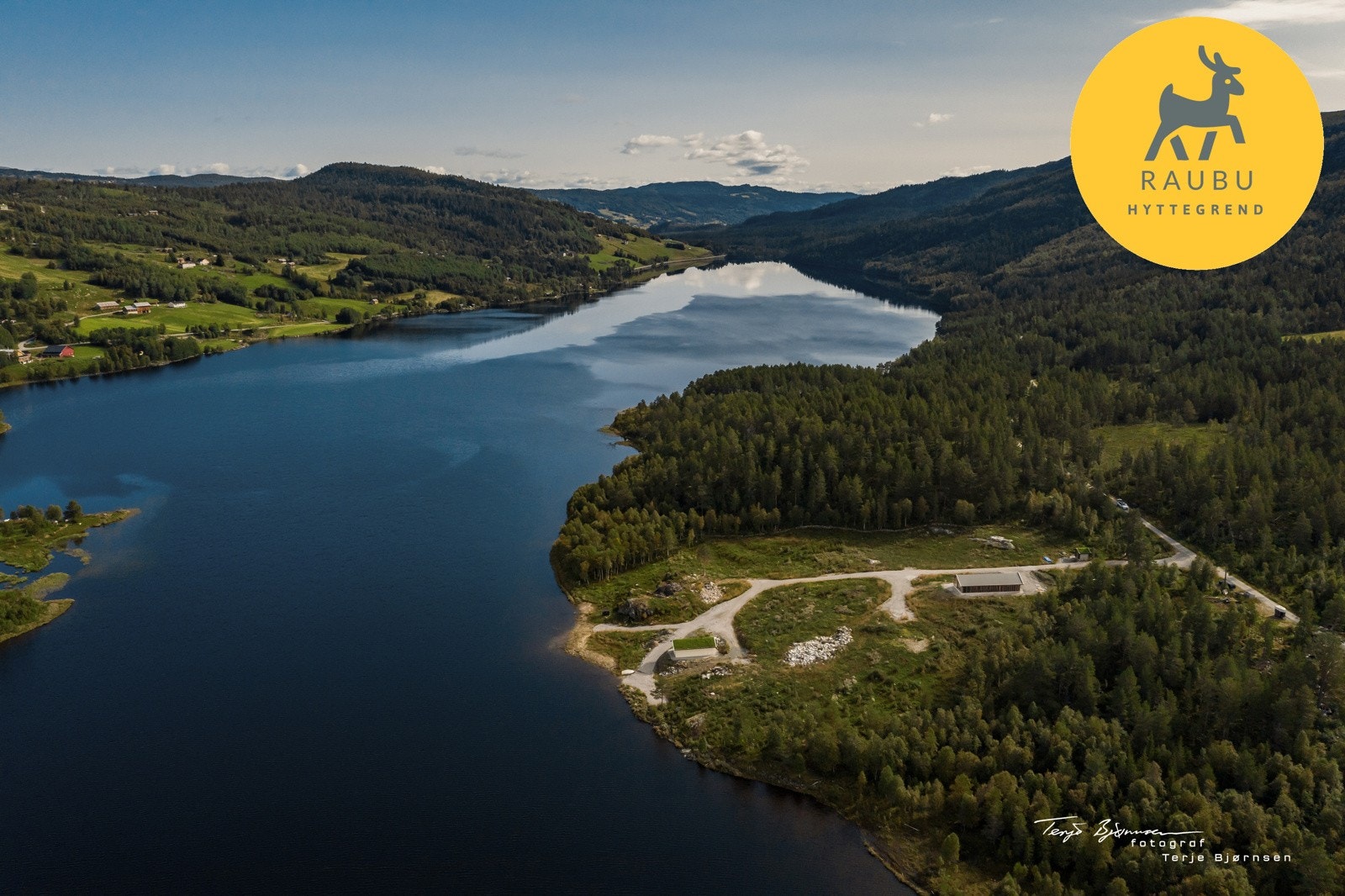 Hyttegrenda ligger helt for seg selv med fantastisk utsikt over kulturlandskapet i Vats Galleribilde