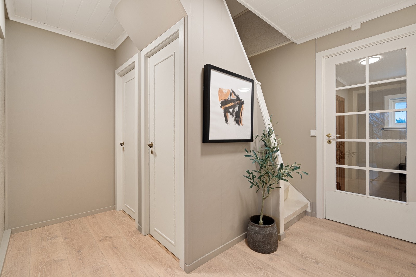 Mellomgang med gjestetoalett og bod Galleribilde