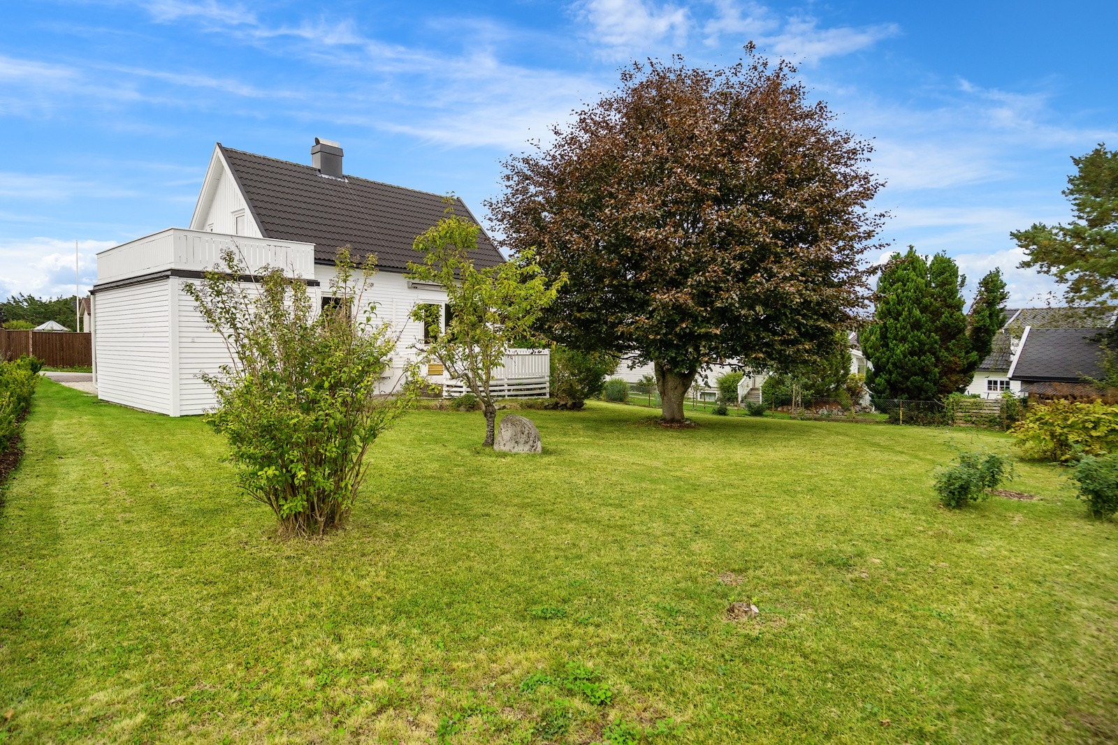 Solrik og barnevennlig hagetomt Galleribilde