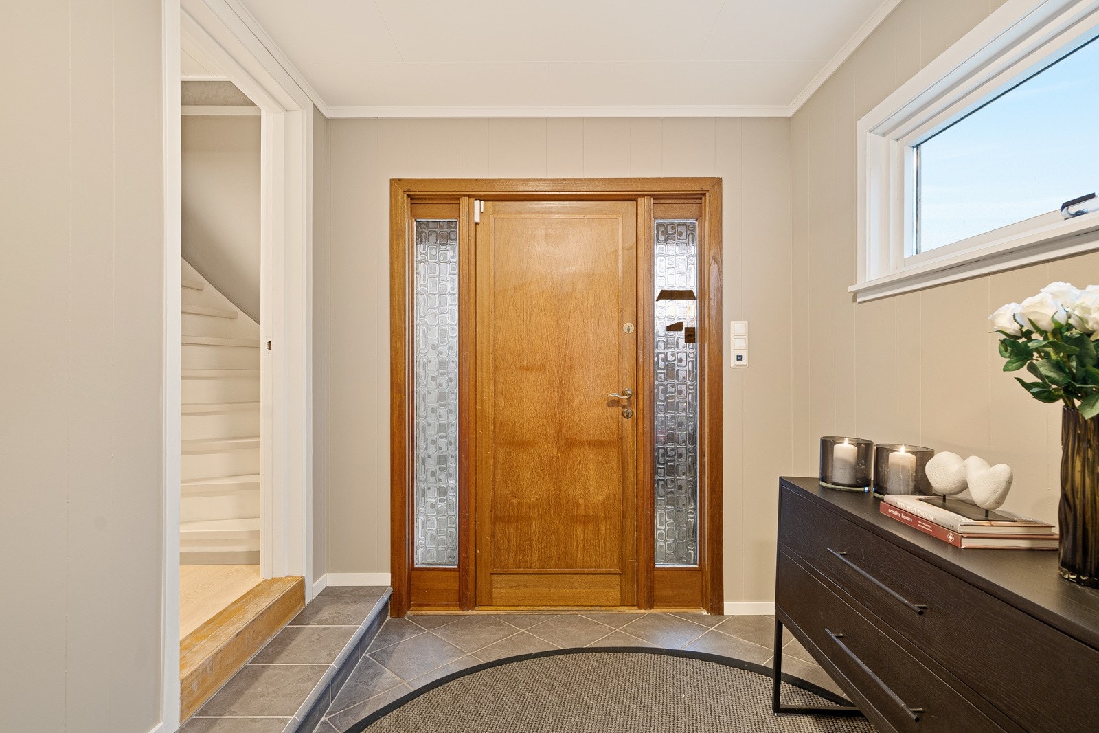 Stor hall med god garderobeplass Galleribilde