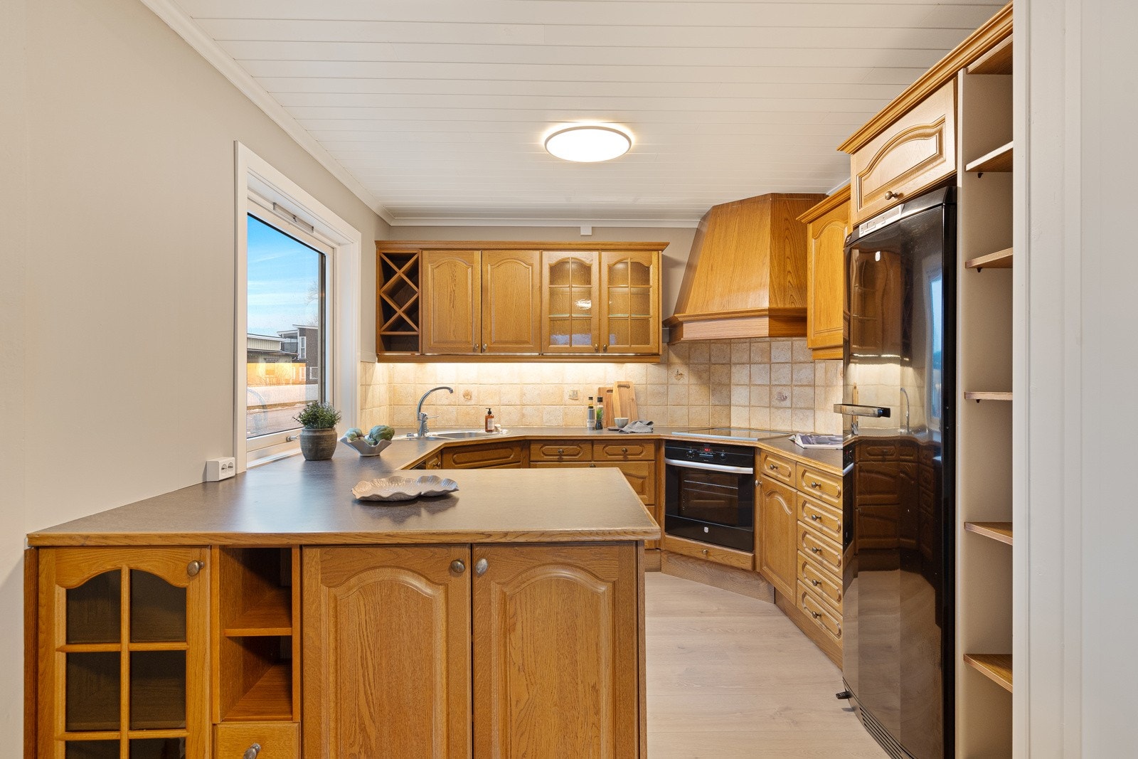 Solid kjøkken med integrerte hvitevarer Galleribilde