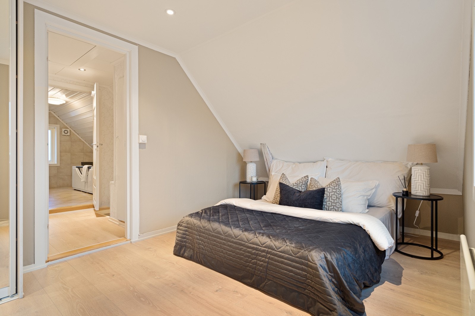 Hovedsoverom har bra med garderobeplass Galleribilde