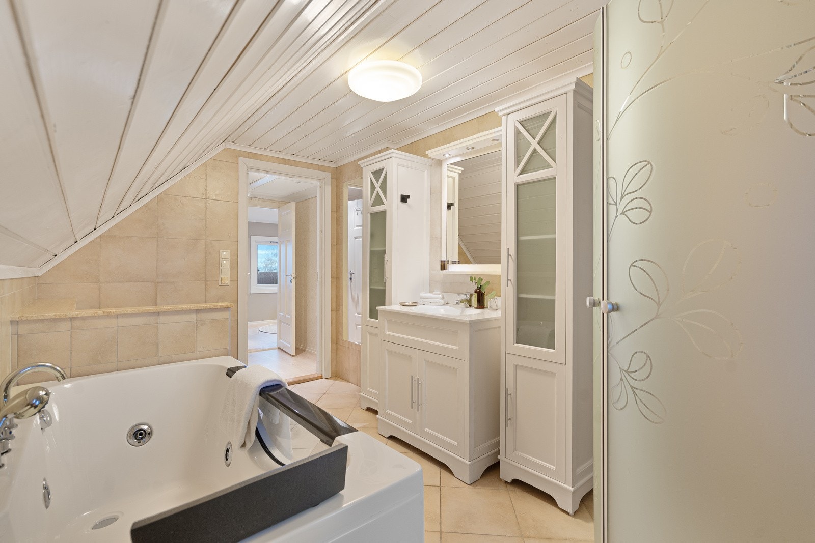 Badet har både dusj og badekar Galleribilde