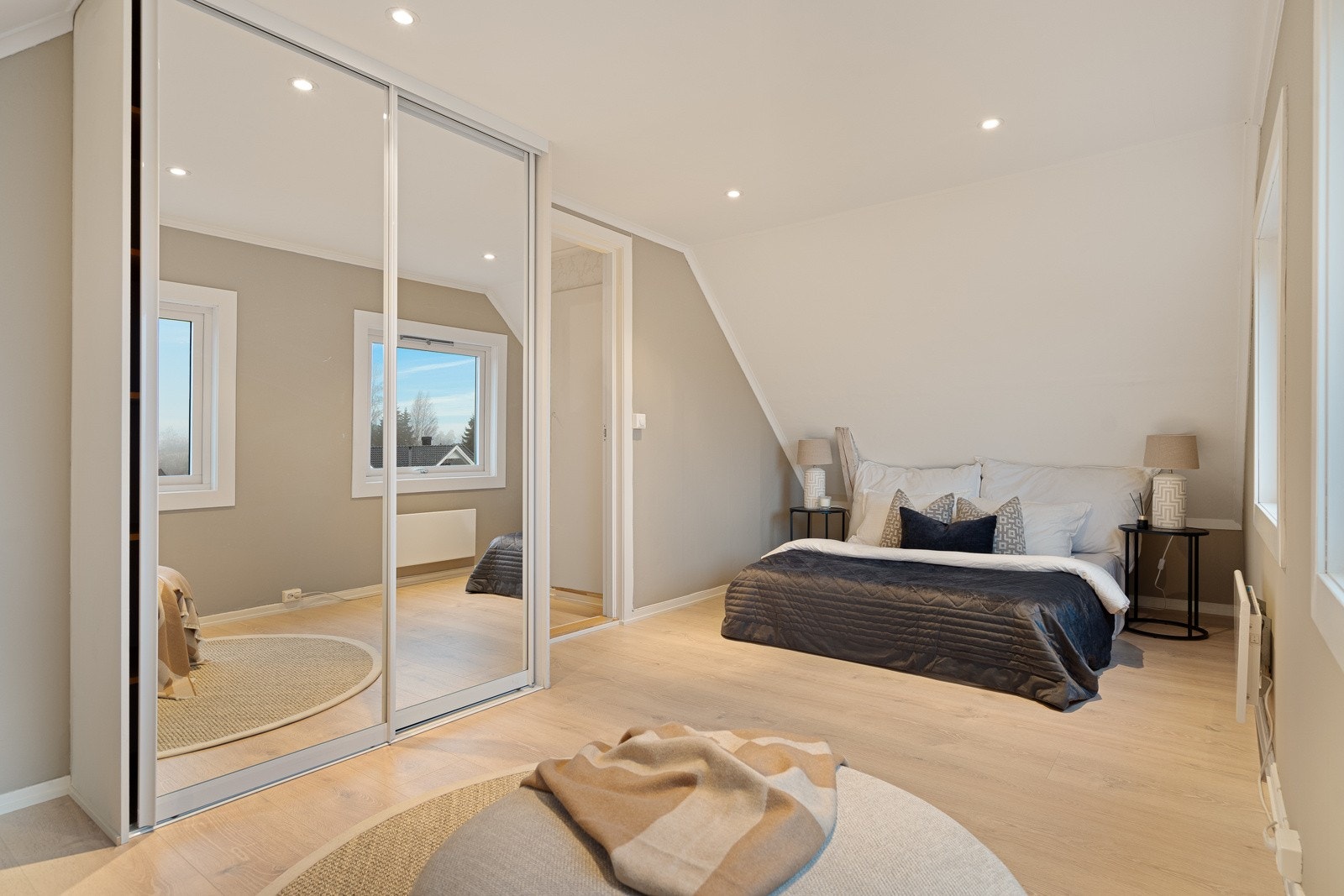 Soverom 2 i 2. etg har bra med garderobeplass Galleribilde